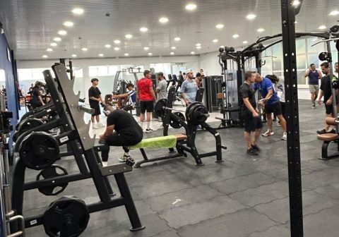 área de musculação com pessoas em agueda