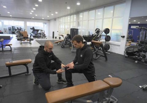 treinador acompanhando a mobilidade